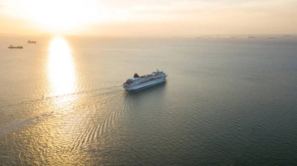 Luftaufnahme Kreuzfahrtschiff Bei Sonnenuntergang Meer Luftaufnahme Großes Kreuzfahrtschiff Auf See — Stockfoto