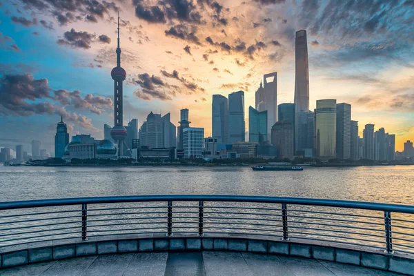 上海スカイラインとアジア Lujiazuiダウンタウンのビジネスと黄浦川の中国の金融で超高層ビルの近代的な建築物 — ストック写真