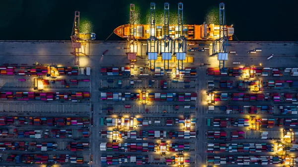 Industriell Kusthamn Som Arbetar Nattetid Med Containerfartyg Som Arbetar Nattetid — Stockfoto