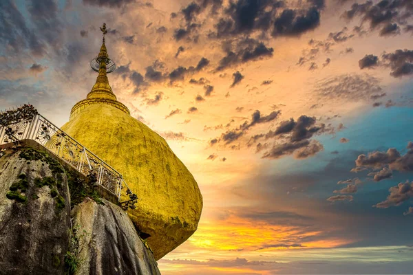 Kyaiktiyo Pagoda Golden Rock Bullicioso Lugar Peregrinación Budista Referencia Estado — Foto de Stock