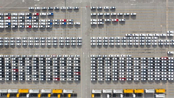 空中ビュー新しい車の輸出ターミナル 深海港での輸入を待っている新しい車 — ストック写真