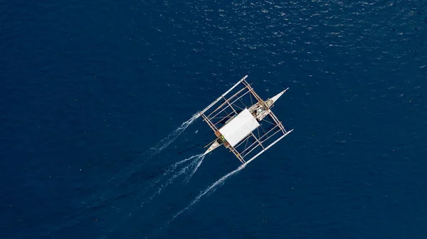 Aerial Top View Boat Moving Open Sea Clear Turquoise Water — Stock Photo, Image