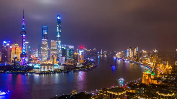 空中ビュー上海市のスカイラインと超高層ビル 黄浦川で中国の夜に上海近代都市 — ストック写真