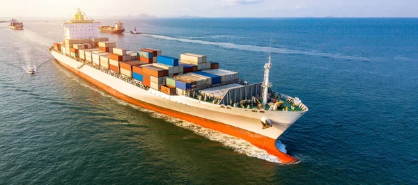 コンテナ貨物船 グローバルビジネス貿易物流及びコンテナ貨物船による海外輸送 コンテナ貨物輸送輸出会社 — ストック写真