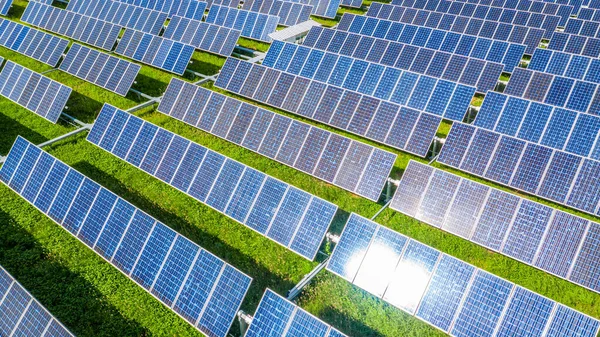 空中から見た太陽光パネル 太陽光パネルによる再生可能エネルギー — ストック写真