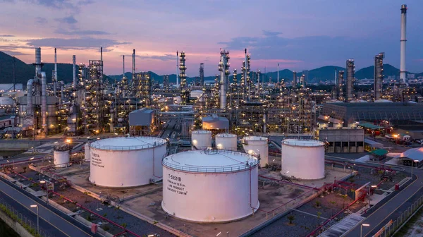 Oljeraffinaderi Med Oljelagringstank Och Petrokemisk Anläggning Industriell Bakgrund Vid Skymning — Stockfoto