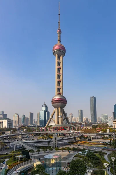 2019 上海東方明珠テレビ塔建築背景上海市中心部の黄浦川 中国の貿易センターと金融センターです — ストック写真