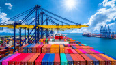 Containerschiff-Entladung im Tiefseehafen, Global Business Logistic Import Export Güterschifffahrt Transport weltweit per Containerschiff auf offener See, Containerschiffverladung Frachtschiff.
