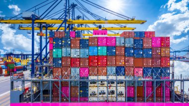 Liman terminali kargo taşımacılığı, konteyner kargo gemisi ithalat küresel ticari ticaret lojistik ve nakliyat dünya çapında konteyner kargo gemisiyle.