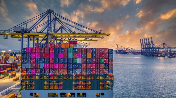 Endüstri limanındaki konteyner kargo gemisi, ihracat küresel ticari ticaret lojistik ve deniz aşırı taşımacılık konteynır gemisi kargo gemisi, nakliye denizcilik.