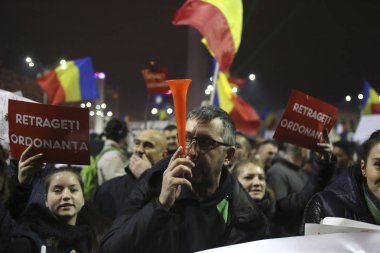 Yüz bin protesto Romanya olarak bozulması hukuk rahatlatır