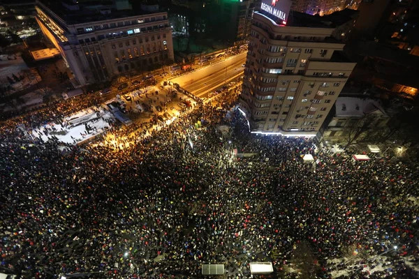 Des milliers de personnes protestent alors que la Roumanie assouplit la loi sur la corruption — Photo