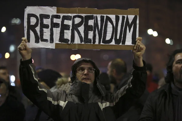 Duizenden protesteren als Roemenië corruptie wet ontspant — Stockfoto