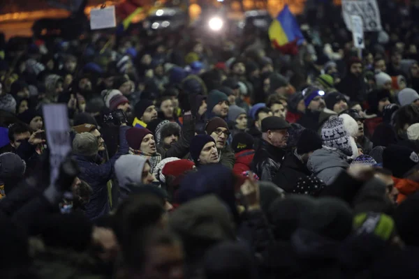 何千人もの抗議ルーマニア緩和堕落の法律として — ストック写真