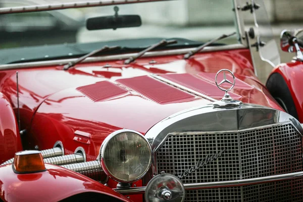 Czerwony mercedes retro — Zdjęcie stockowe