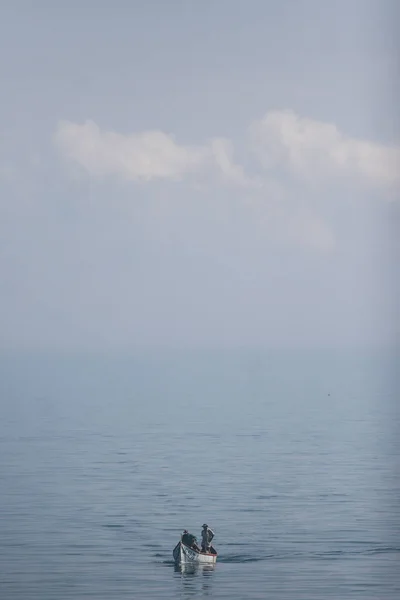 Vissersboot op zwarte zee — Stockfoto