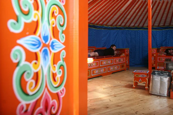 Campul Cetatii, Mures county, Romanya, 26 Eylül 2009: Turistler Campul Cetatii, Mures ilçesinde geleneksel Moğol yurt içinde görülür.