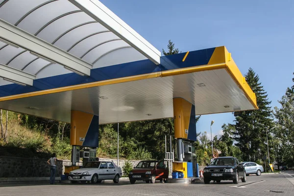 Mures, Romanya, 27 Eylül 2009: Petrom benzin istasyonu araba ile pompalar.