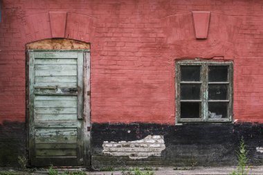 Pencere ve kapı ile kırmızımsı duvar