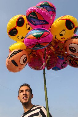 Bükreş, Romanya, 11 Ekim 2009: Bükreş'te düzenlenen esnaf fuarında bir satıcı balon satıyor.     