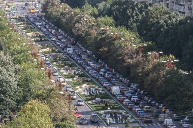 Bükreş, Romanya, 14 Ekim 2009: Bükreş'in merkezinde yoğun trafik. 