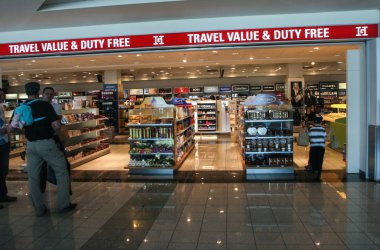 Budapeşte, Macaristan, 21 Mayıs 2009: Ferenc Liszt Uluslararası Havaalanı duty free mağazası. 