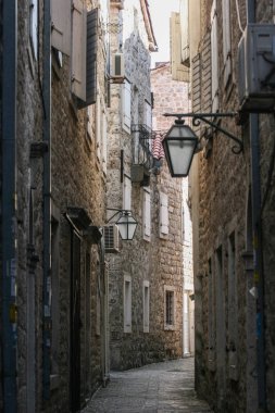 Becici, Budva, Karadağ, 23 Mayıs 2009: Becici'nin eski merkezindeki evler. 