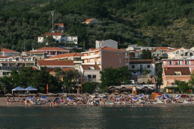 Becici, Karadağ için sahilde insanlar