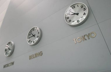 Podgorica, Karadağ, 24 Mayıs 2009: Podgorica Uluslararası Havaalanı'ndaki saatler. 