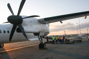 Budapeşte, Macaristan, 24 Mayıs 2009: Havaalanı çalışanları Budapeşte Ferenc Liszt Uluslararası Havaalanı'nda bir Malev şirket uçağında çanta yüklemek. 