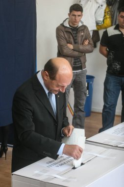 Traian Basescu oy veriyor