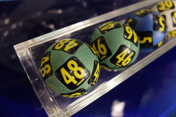 Лотерейные мячи во время извлечения
