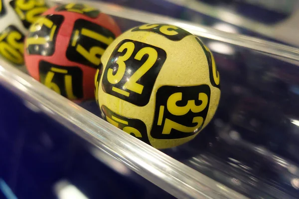 Piyango topları ayıklama sırasında