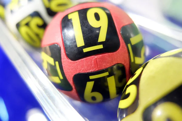 Piyango topları ayıklama sırasında