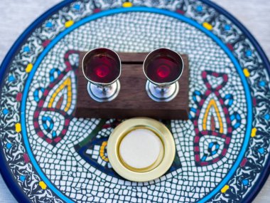 Şarap ve ana bilgisayar (Kutsal ekmek) seramik plaka üzerinde