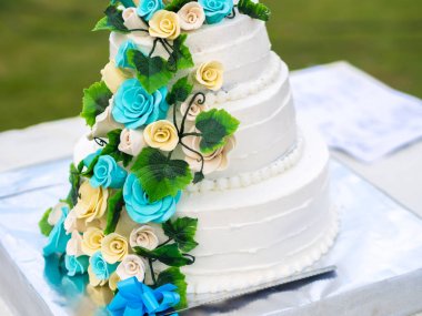 Mavi ve sarı güller ile güzel düğün pastası