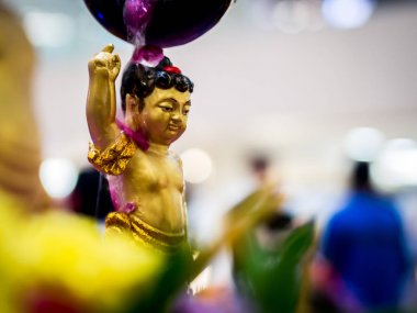 Su ve çiçek tarafından temizlenen Siddhartha Gautama Buddha heykeli