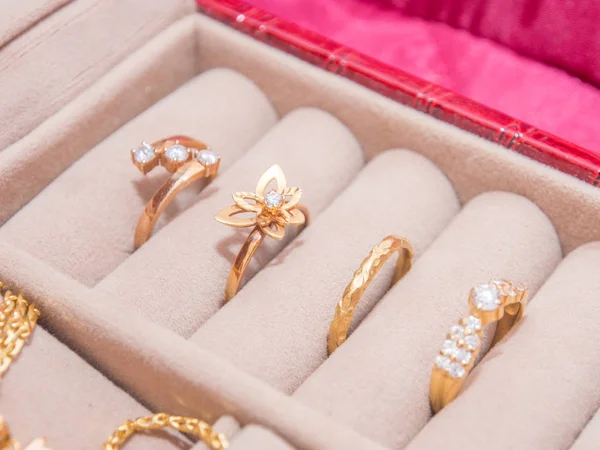 Een Set van gouden ringen — Stockfoto