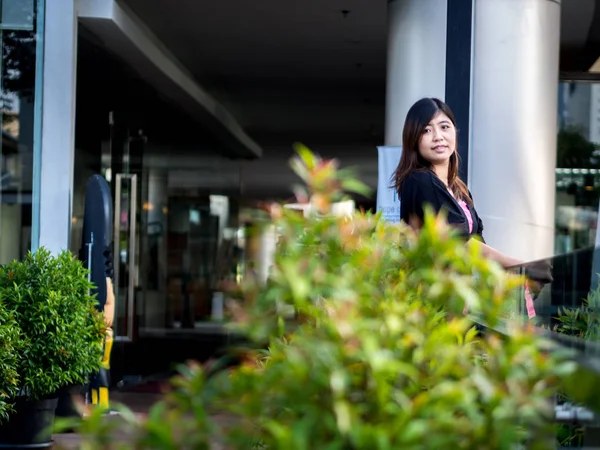 Belle jeune asiatique - Femme chinoise souriant sur la terrasse Photos De Stock Libres De Droits