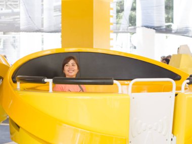 Mutlu genç Asya oyun rides iplik