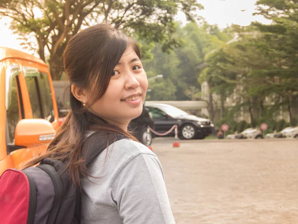 Hermosa joven asiática - mujer china sonriendo va a viajar —  Fotos de Stock