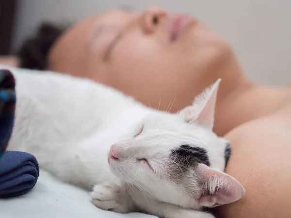 Γάτα ύπνου με τον ιδιοκτήτη του — Φωτογραφία Αρχείου