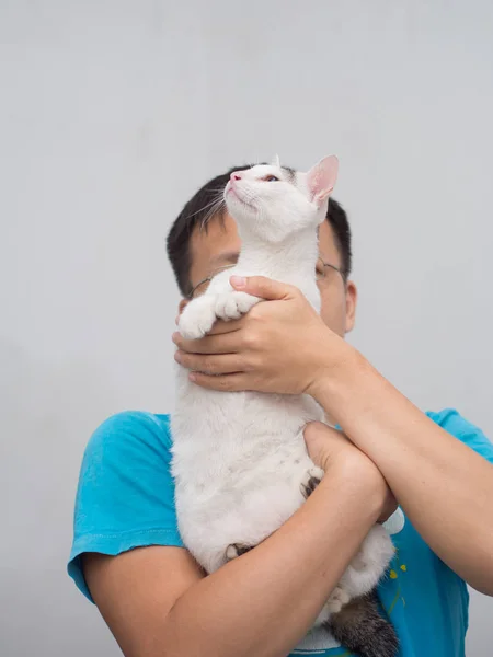 Mann hält seine Katze hoch — Stockfoto