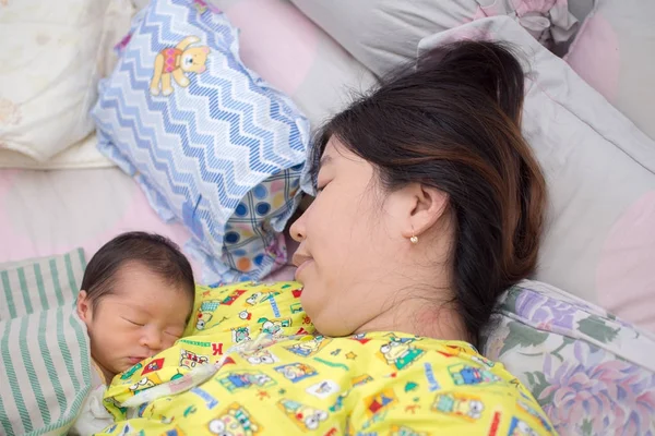 Dziecko spać z mamą Zdjęcie Stockowe