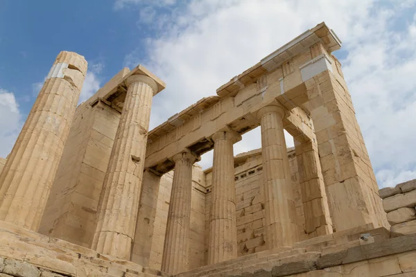 Colunas de um templo na Acrópole de Atenas, Grécia — Fotografia de Stock