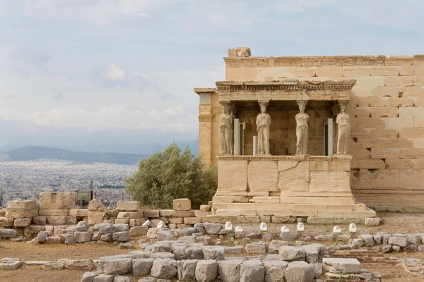Cáriátides no templo de Erechtheum, Acrópole de Atenas, Grécia — Fotografia de Stock
