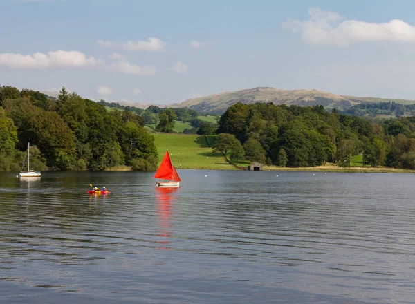 Zeilboot, kano en zeilboot n Lake Windermere, Cumbria, Verenigd Koninkrijk — Stockfoto