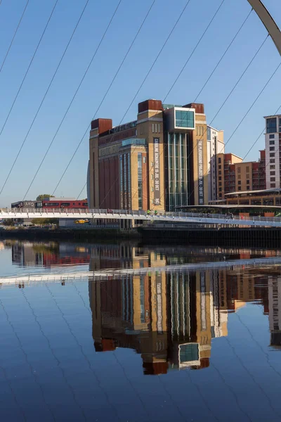 Gateshead Millennium Bridge et Baltic Centre for Contemporary A — Photo