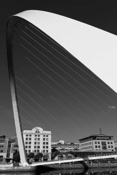 Pont Millenium Gateshead en noir et blanc et Portrait Orien — Photo