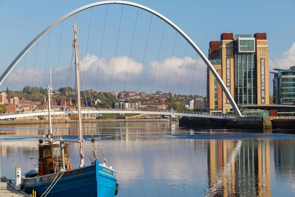 Newcastle Quayside z rzeki Tyne, Gateshead Millennium Bridge — Zdjęcie stockowe
